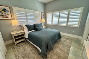 4 habitaciones, escritorio y tabla de planchar con plancha 
