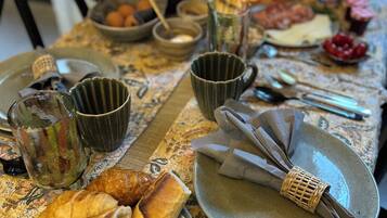 Petit déjeuner servi en supplément