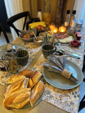 Café da manhã mediante uma taxa