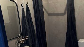 Douche, sĂšche-cheveux, serviettes fournies, papier toilette