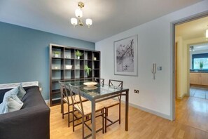 Dining - Sage Apartments - by Week2Week (Gateshead)