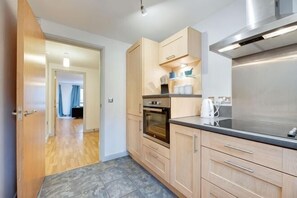 Private kitchen - Sage Apartments - by Week2Week (Gateshead)