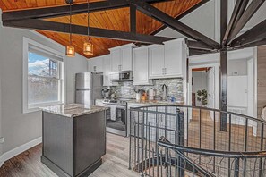 Een koelkast, een magnetron, een oven, een kookplaat