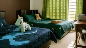 Een hotelkamer met twee bedden, een bureau en een raam met groene gordijnen.