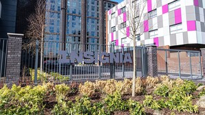 Un edificio con un letrero que dice "INSIGNIA" y un diseño arquitectónico moderno.