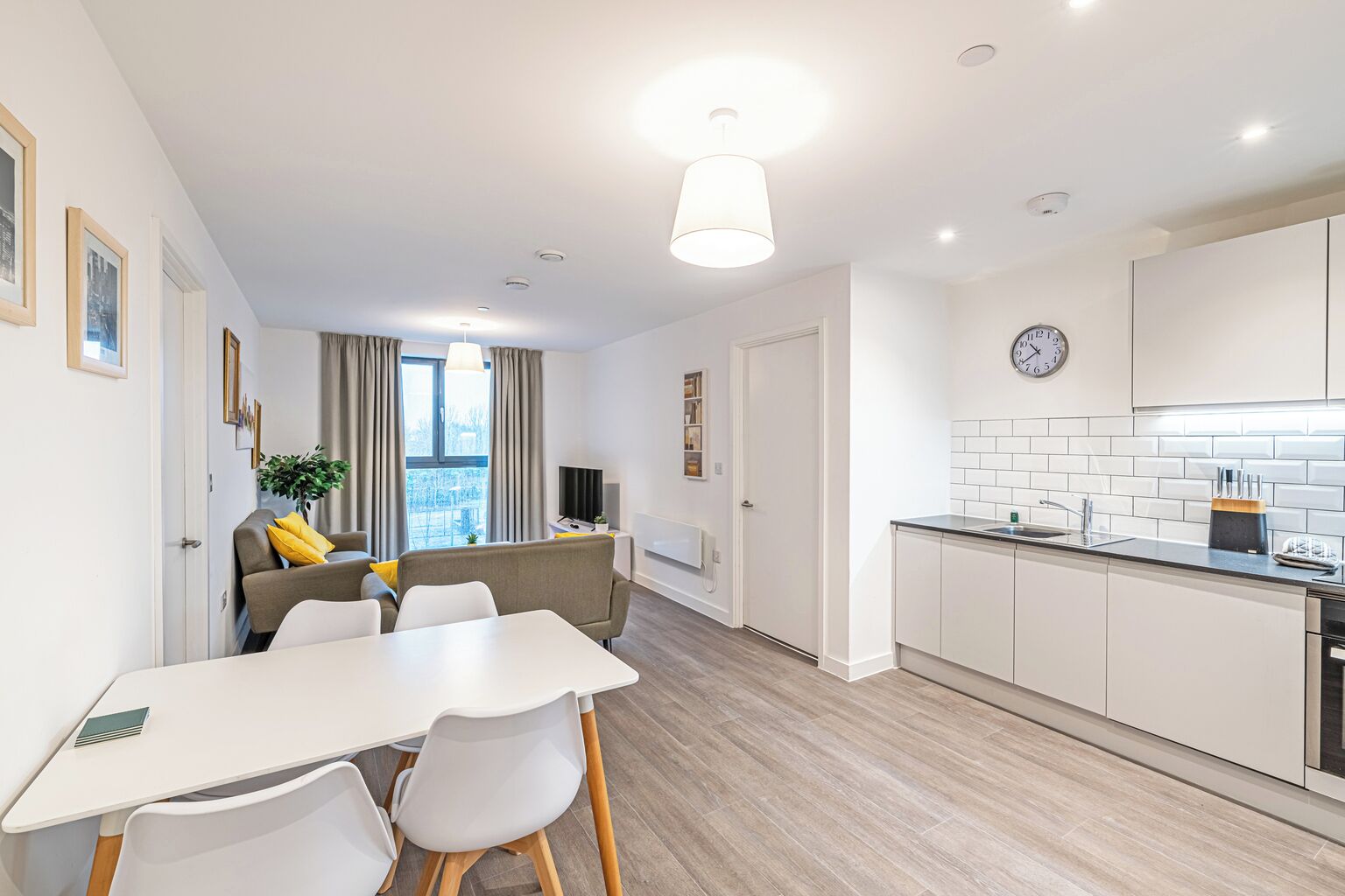 ファミリー アパートメント 2 ベッドルーム 禁煙 | リビング エリア