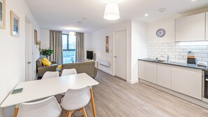 Un apartamento moderno con comedor, cocina y sala de estar.