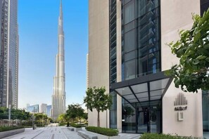 Exterior - bnbme Luxury Apt Pool w/ Burj Khalifa Views (Dubai)