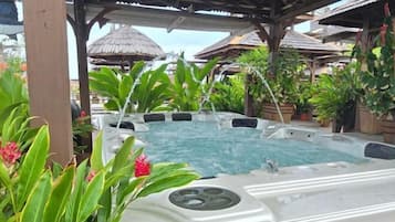Bồn tắm spa ngoài trời