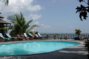 Hồ bơi ngoài trời