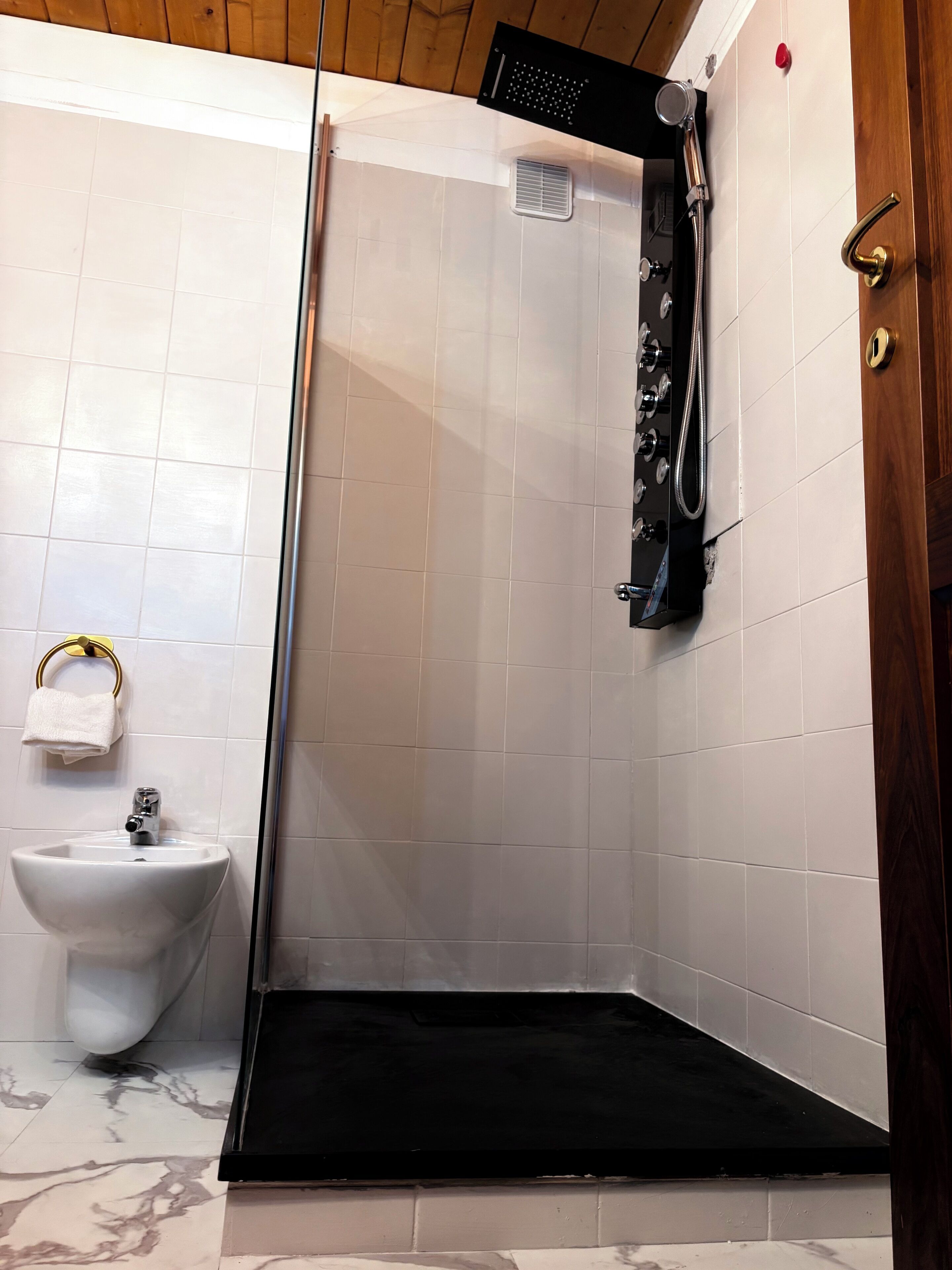 Douche, sèche-cheveux, bidet, serviettes fournies