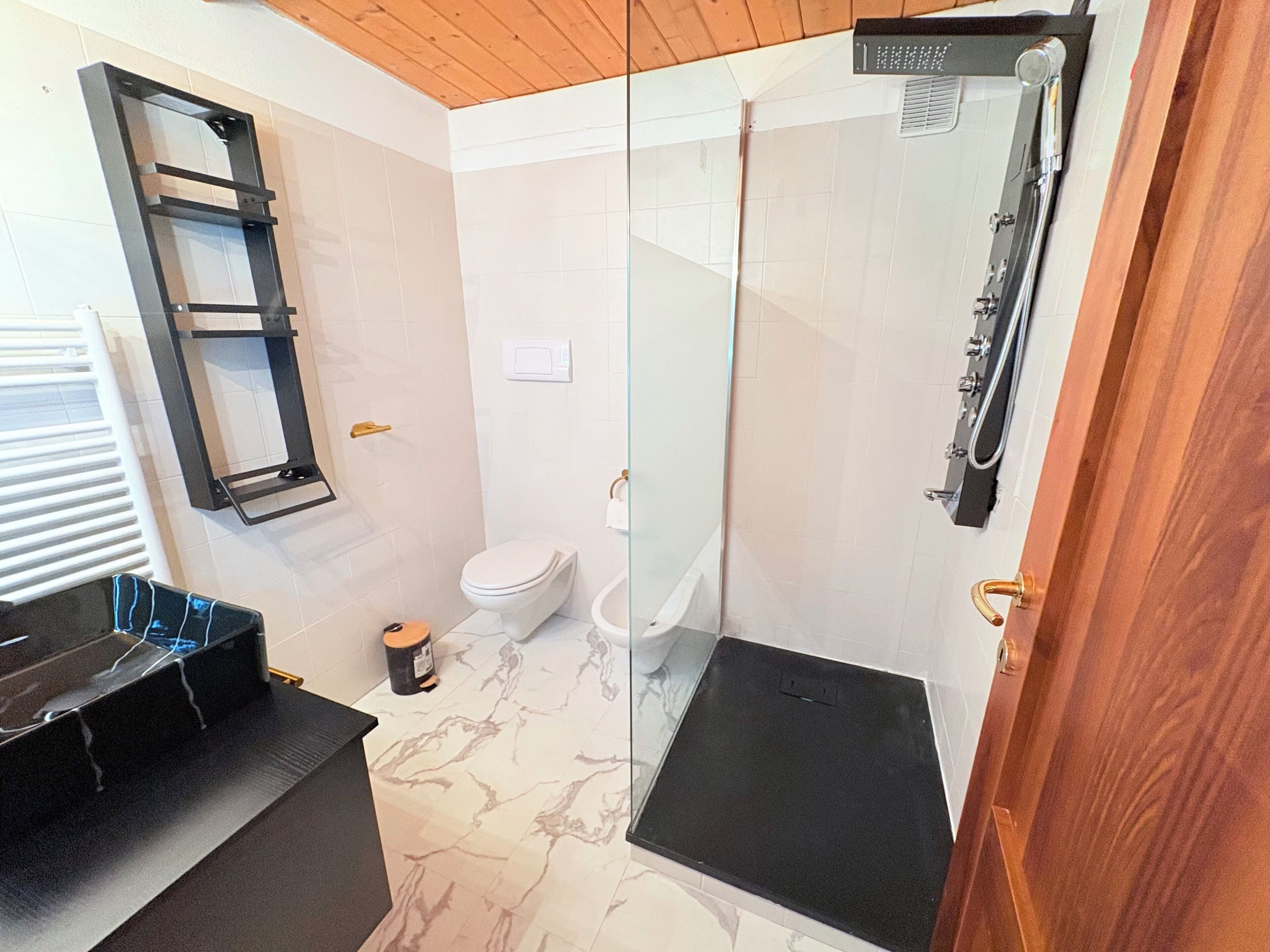 シャワー、ヘアドライヤー、ビデ、タオル