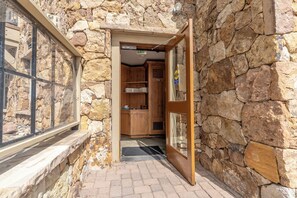 تفاصيل الفندق من الخارج