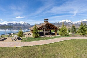 Outdoor dining - Lakeside Getaway Near Lake Dillon and Amphitheater – Central to 3 Ski Resorts (Dillon)