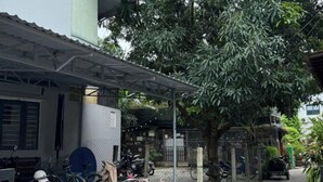 Un área de estacionamiento techada con bicicletas y motocicletas aparcadas.