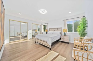 独立别墅 (4 Bedrooms) | 4 多间卧室、办公桌、笔记本电脑工作区、熨斗/熨衣板