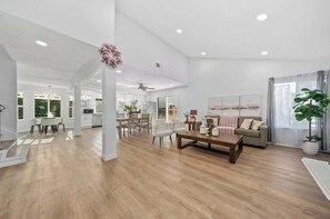 House (4 Bedrooms) | Living area