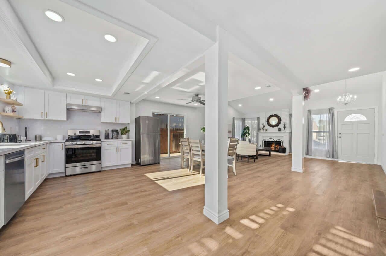 House (4 Bedrooms) | Living area | 43-inch flat-screen TV with cable channels, fireplace