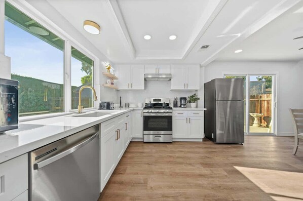 House (4 Bedrooms) | Private kitchen | Fridge, microwave, oven, stovetop