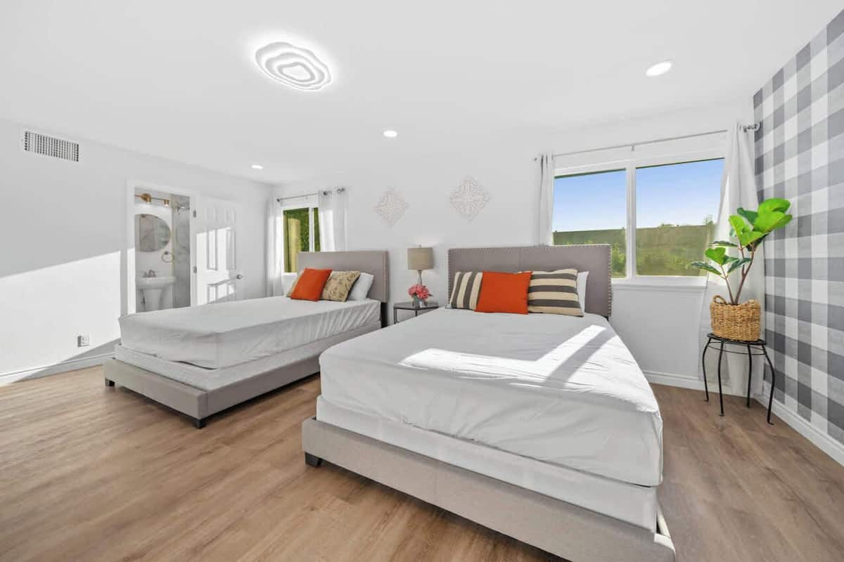 4 habitaciones, escritorio y espacio para trabajar con laptop