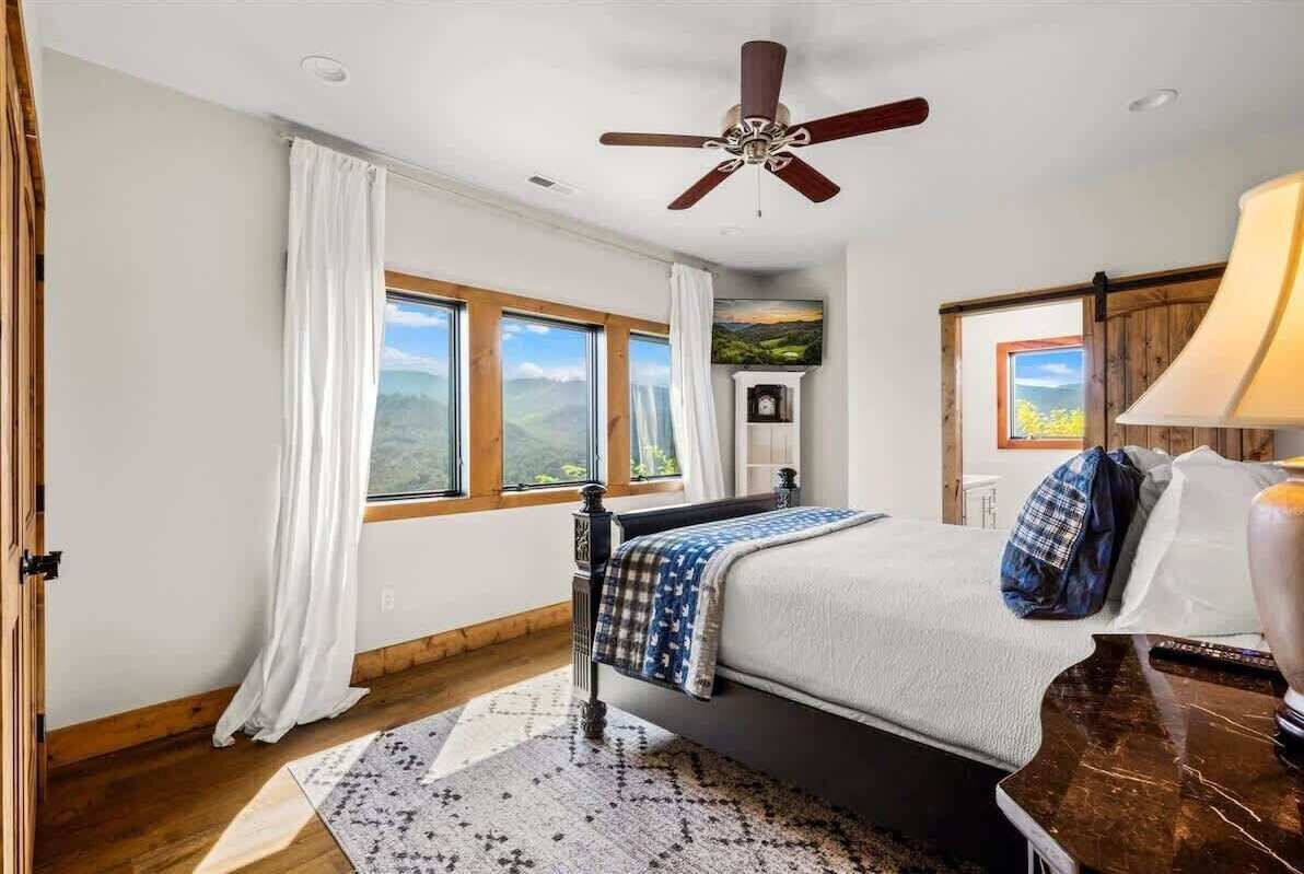 4 bedrooms, iron/ironing board, free WiFi, bed sheets