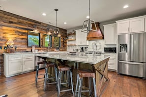 Kjøleskap, mikrobølgeovn, ovn og oppvaskmaskin