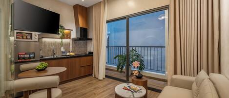 Superior Apartment, 1 Bedroom, Balcony | In-room dining
