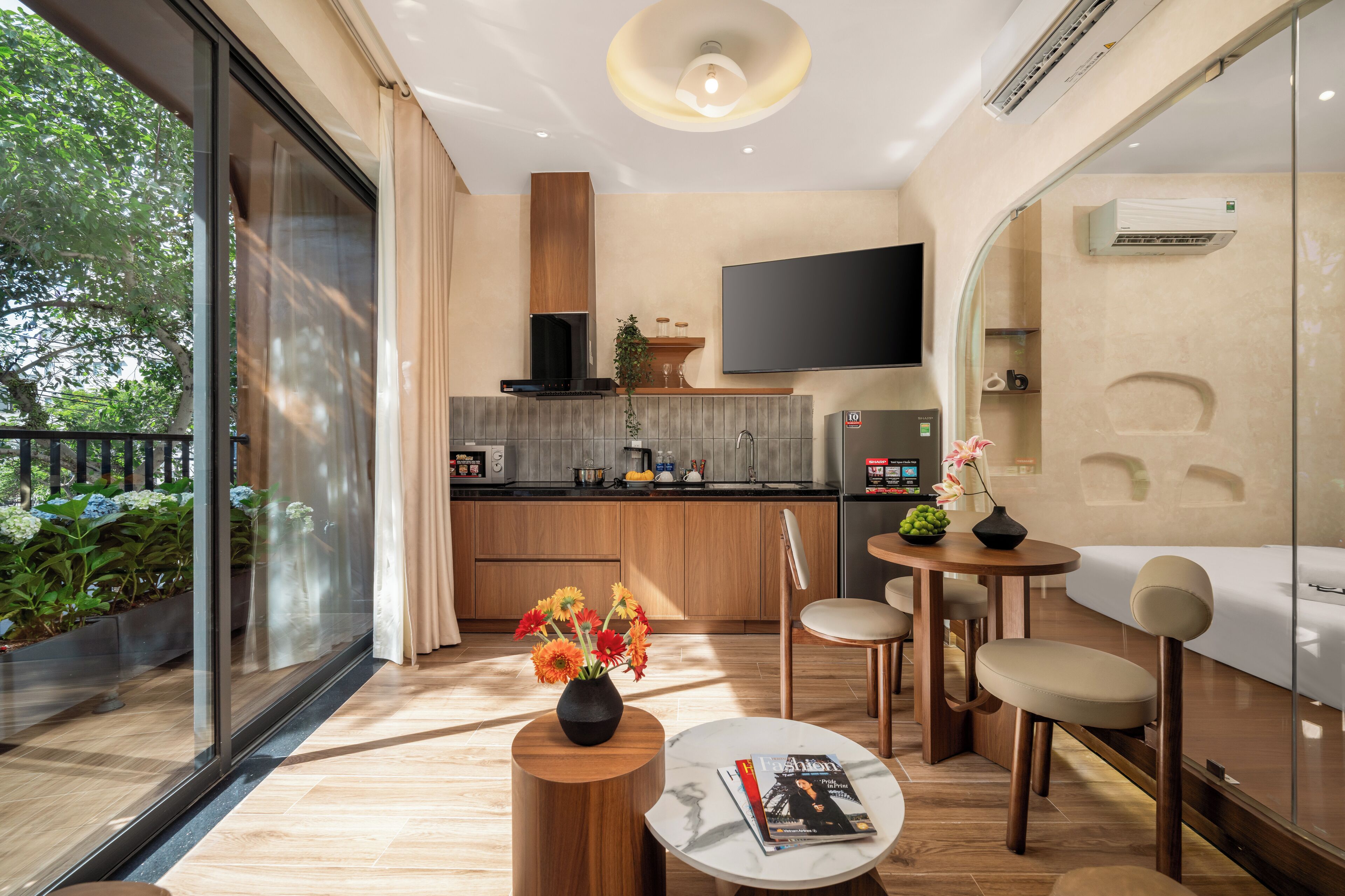 Refrigerador con freezer, microondas, placa de cocina