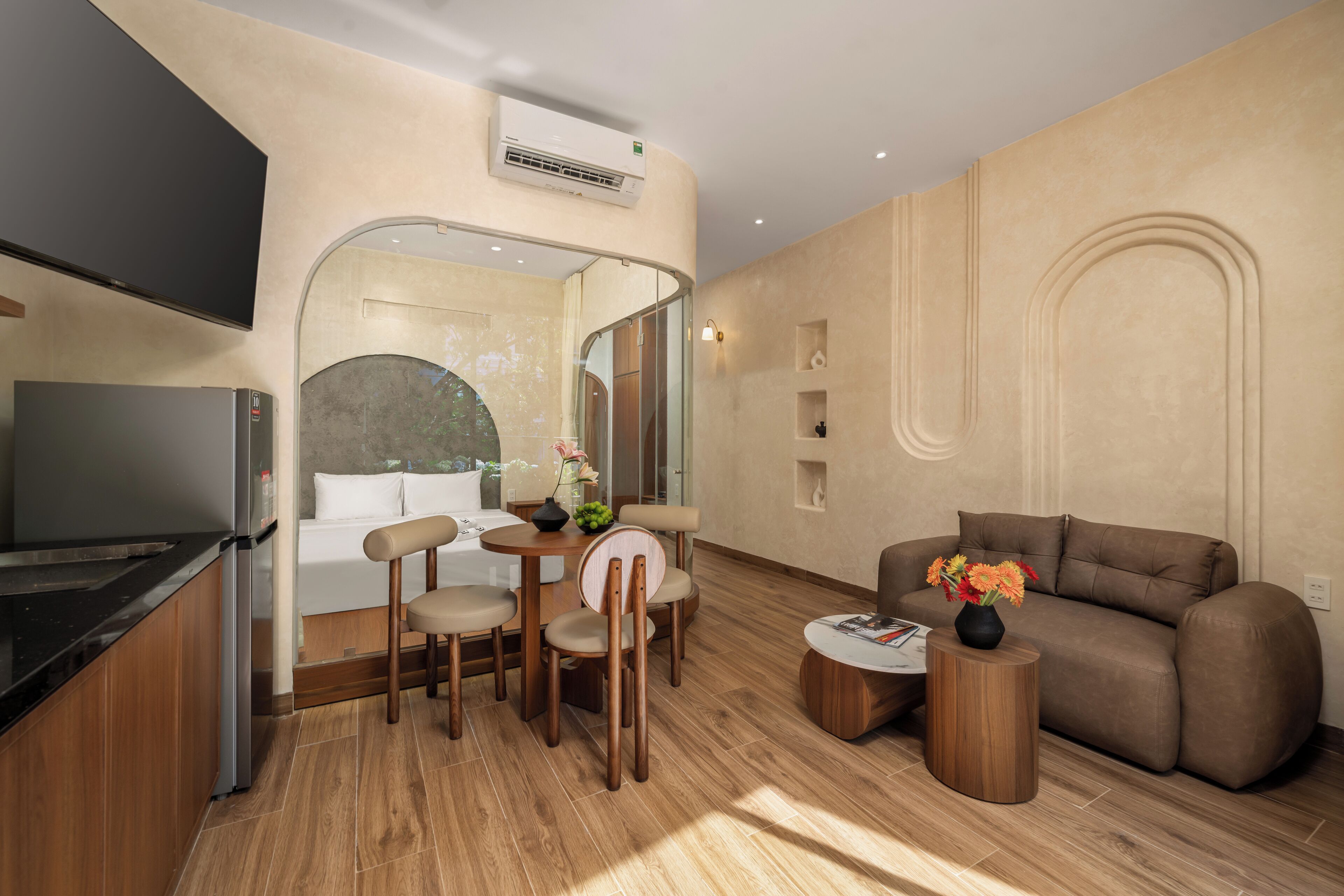 Un salon moderne comprenant un canapé, une table basse et un coin repas avec des chaises et une table.