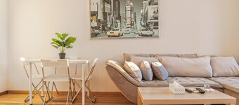 Charming 2BR Apt in Prime Location