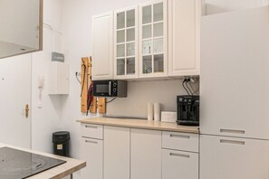 Apartament bàsic | Cuina privada | Frigorífic petit, microones, forn i placa de cuina 
