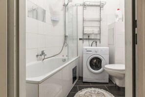 Basic Apartment | Bathroom | Combined shower/tub, free toiletries, hair dryer, towels - Charming 2BR Apt in Prime Location (Vienna)