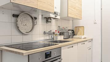 Basic-lejlighed | Privat køkken | Minikøleskab, mikrobølgeovn, ovn, kogeplade