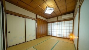 Een traditionele Japanse kamer met tatami vloeren, schuifdeuren en een shoji scherm.