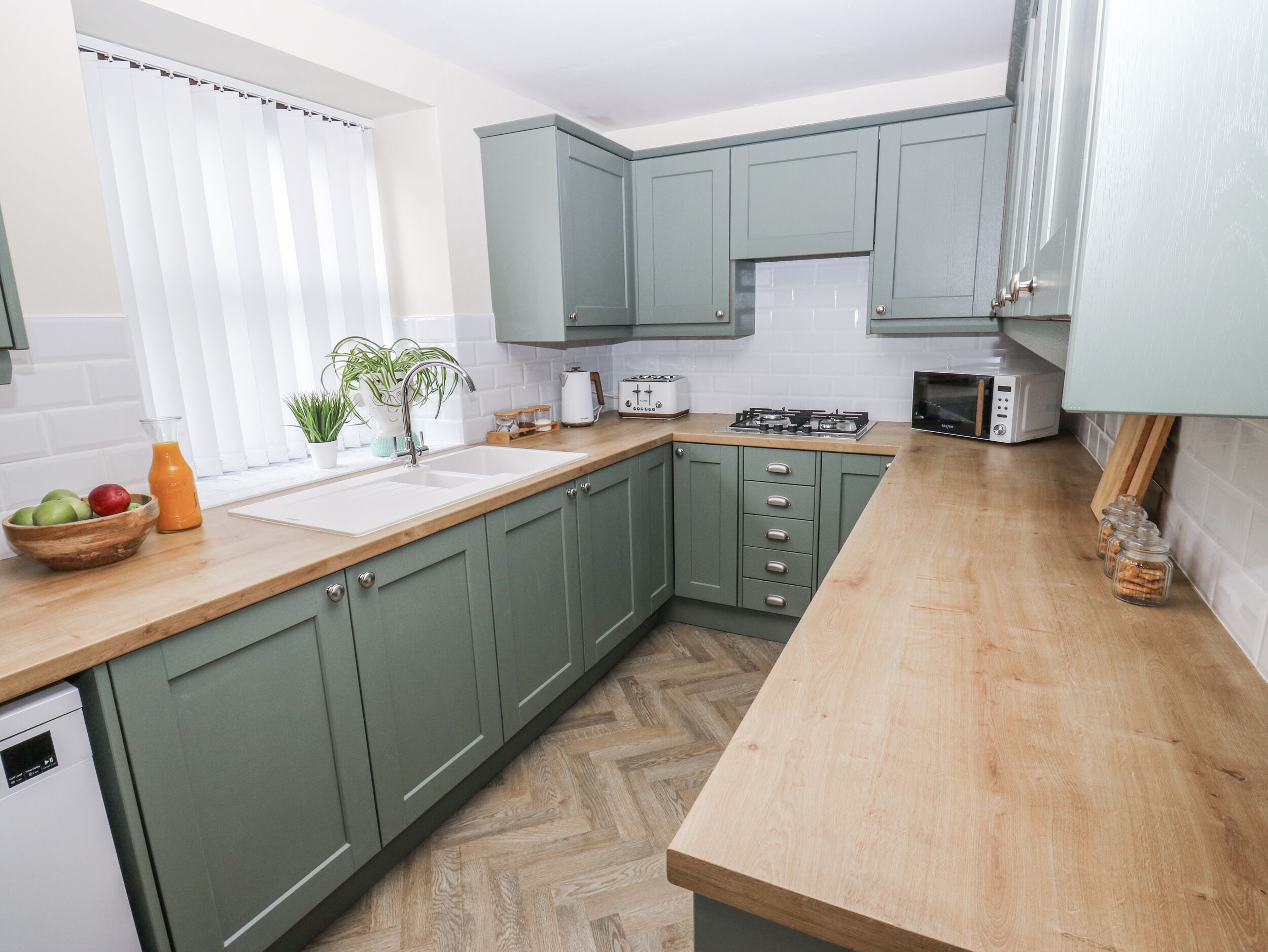 Dishwasher, cookware/dishes/utensils