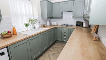 Rentaplats i utensilis de cuina, vaixella i coberteria