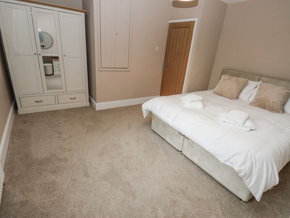 2 Schlafzimmer, individuell dekoriert, individuell eingerichtet