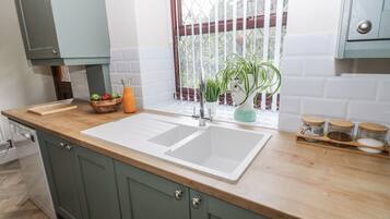 Opvaskemaskine, køkkentøj/tallerkener/redskaber