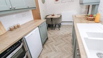 Lava-louças, talheres/pratos/utensílios de cozinha