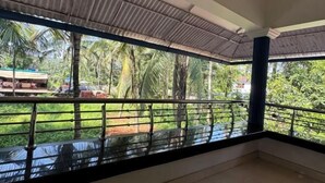 A room with a view of a garden and palm trees. - Dream House Near Iim Kozhikode & Nit Calicut (Kozhikode)