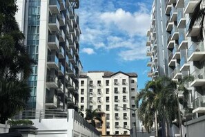 Exterior - Lovely Unit with free wifi & netflix I across Naia Terminal 3 airport (Pasay)