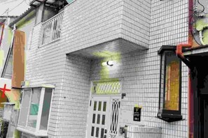 Unclassified image, 5 of 31, button - Remembrance (Osaka)