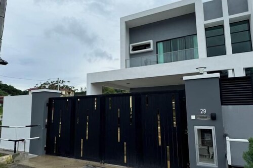 Luxury 5BR Home w/ Private Pool, 18Pax, Netflix