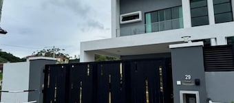 Luxury 5BR Home w/ Private Pool, 18Pax, Netflix