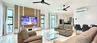 Luxury 5BR Home w/ Private Pool, 18Pax, Netflix