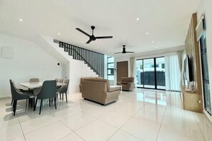Room - Luxury 5BR Home w/ Private Pool, 18Pax, Netflix (Langkawi)