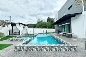 Room - Luxury 5BR Home w/ Private Pool, 18Pax, Netflix (Langkawi)