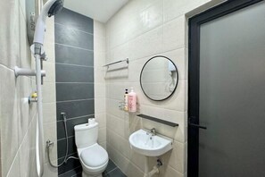 Room - Luxury 5BR Home w/ Private Pool, 18Pax, Netflix (Langkawi)