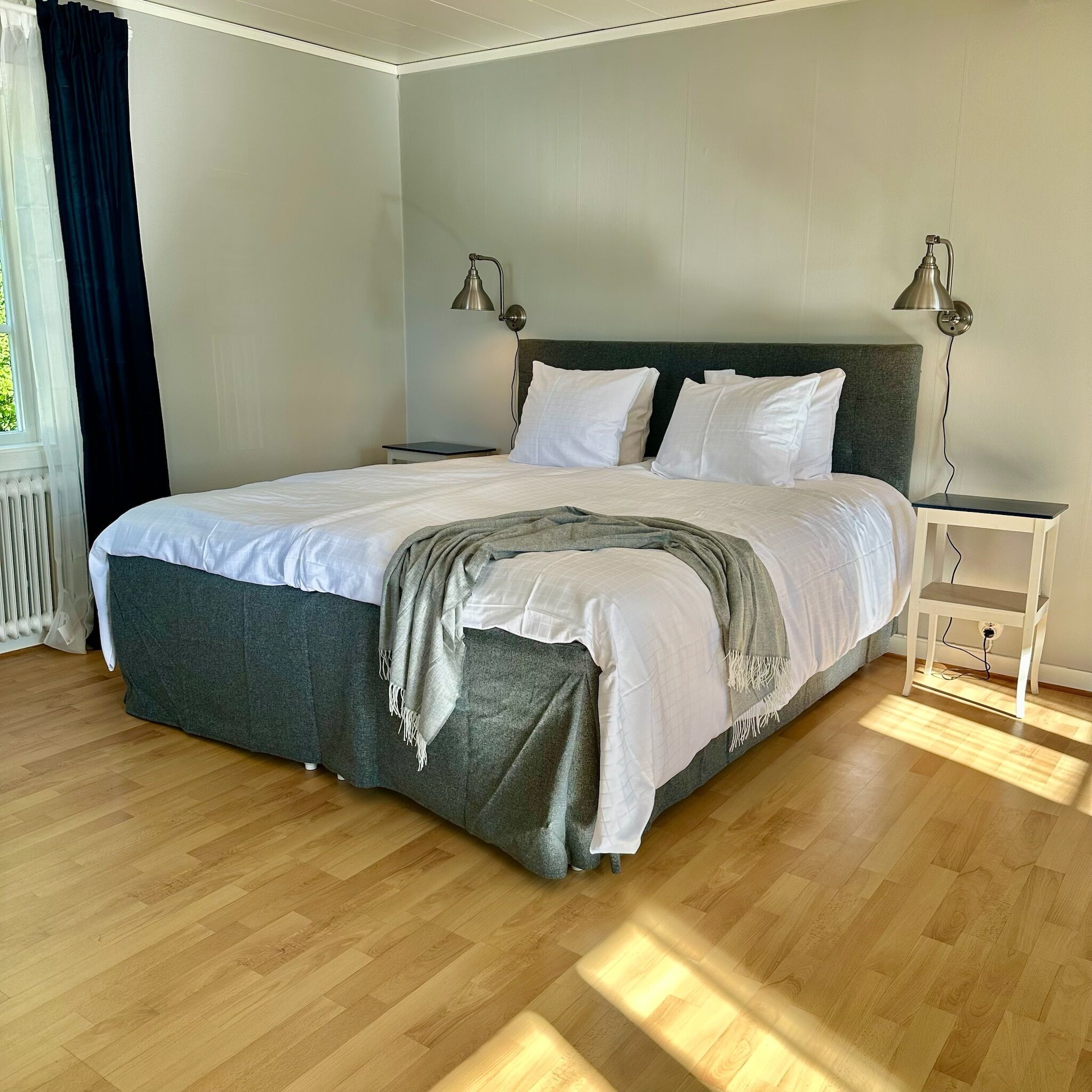 1 sovrum, värdeförvaringsskåp på rummet, skrivbord och resesäng