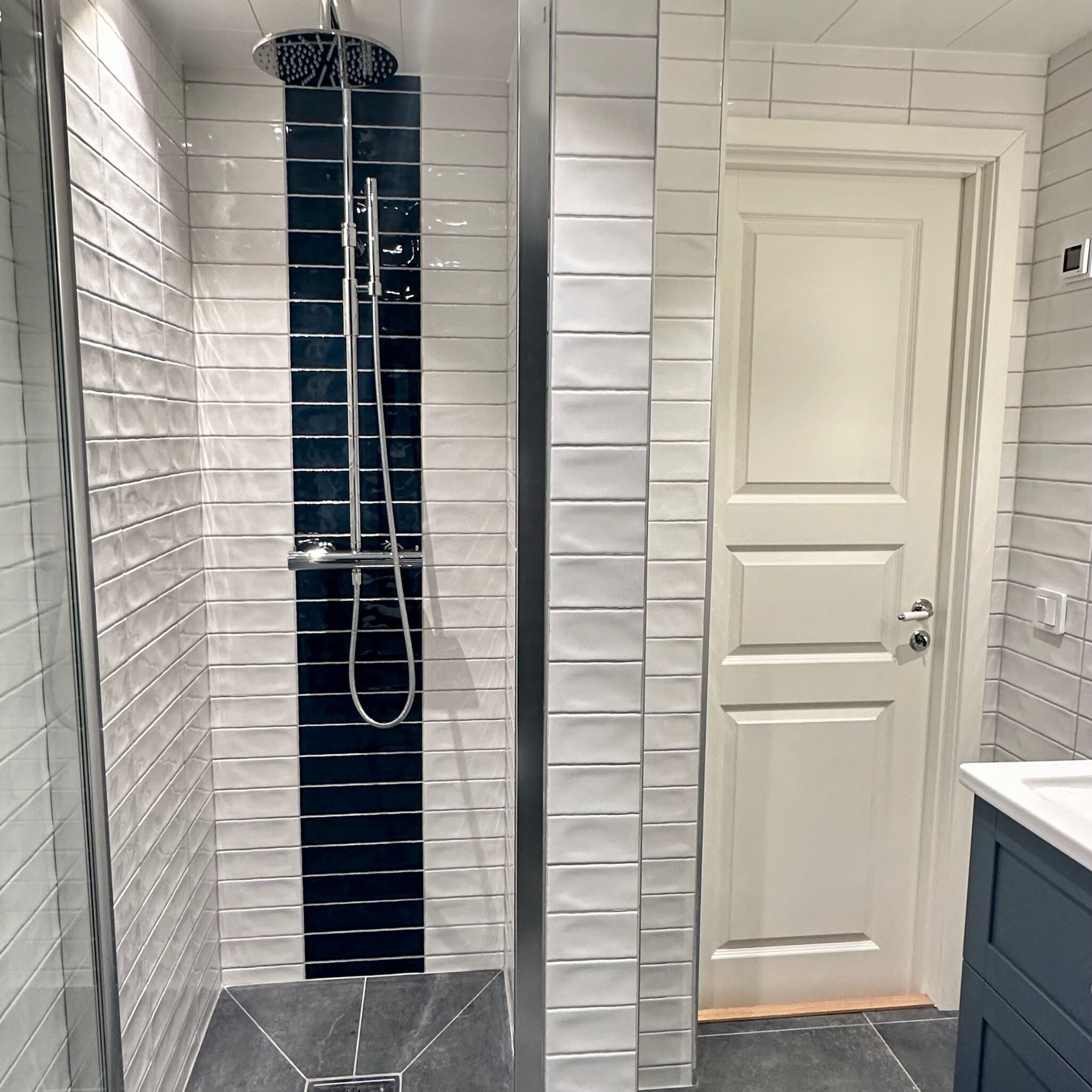 Ducha, secador de pelo, toallas y jabón